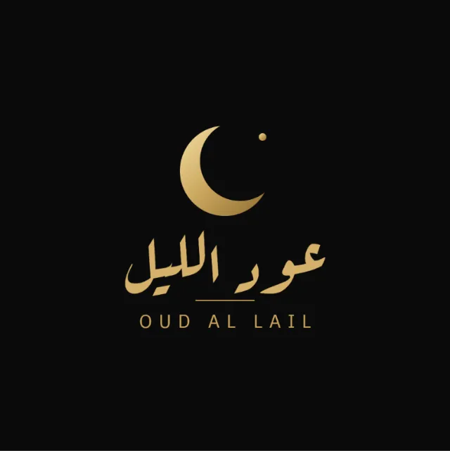 شعار ذهبي على أسود: هلال، وتحته «عود الليل» بخط الرقعة، وتحته OUD AL LAIL بحروف متباعدة